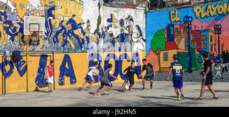 Kinder spielen Fußball (Soccer) im Caminito. La Boca, Buenos Aires, Argentinien Stockfoto