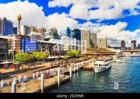 Sydney Darling Harbour Kings wharf mit angedockten Schiff entlang der Pier mit moderner Architektur Türme und Wolkenkratzer an einem sonnigen Sommertag. Stockfoto