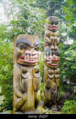 Totempfähle im Capilano Suspension Bridge Park Kanada Stockfoto