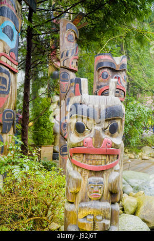 Totempfähle im Capilano Suspension Bridge Park Kanada Stockfoto