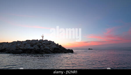 Sonnenaufgang über dem Wellenbrecher / Steg für den Hafen Puerto San Jose Del Cabo / Marina Baja Mexiko BCS Stockfoto