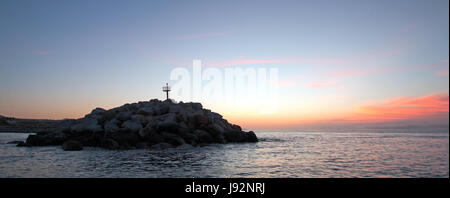 Sonnenaufgang über dem Wellenbrecher / Steg für den Hafen Puerto San Jose Del Cabo / Marina Baja Mexiko BCS Stockfoto