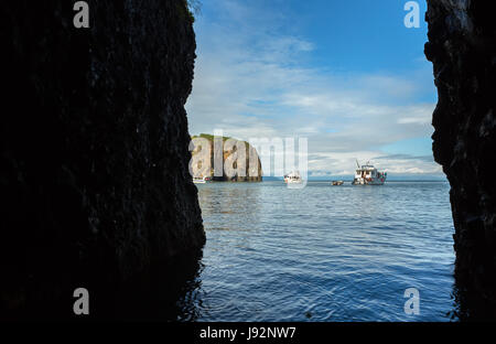 Ausflugsboote am Meer Ausflug in der Awatscha-Bucht. Stockfoto