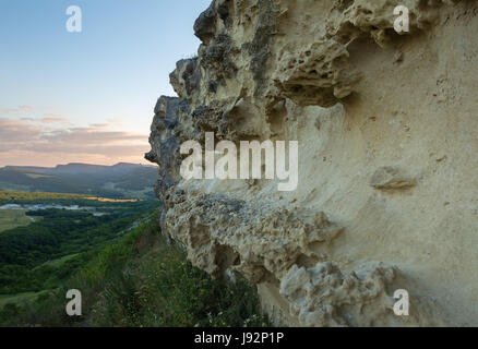 Wände der Höhlenstadt Bakla in Bakhchysarai Raion, Crimea. Stockfoto