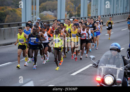 ING Sieger, Meb Keflizighi gesehen ein USA t-Shirt, kreuzt die Verrazano Narrows Bridge am Anfang 2009 ING New York City Marathon. 1. November 2009... Bildnachweis: Dennis Van Tine/MediaPunch Stockfoto