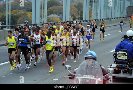 ING Sieger, Meb Keflizighi gesehen ein USA t-Shirt, kreuzt die Verrazano Narrows Bridge am Anfang 2009 ING New York City Marathon. 1. November 2009... Bildnachweis: Dennis Van Tine/MediaPunch Stockfoto