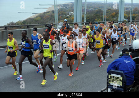 ING Sieger, Meb Keflizighi gesehen ein USA t-Shirt, kreuzt die Verrazano Narrows Bridge am Anfang 2009 ING New York City Marathon. 1. November 2009... Bildnachweis: Dennis Van Tine/MediaPunch Stockfoto