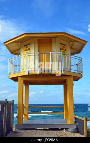 Gelbe Rettungsschwimmer-Hütte am Wanda Beach, Cronulla, New-South.Wales, Australien. Stockfoto