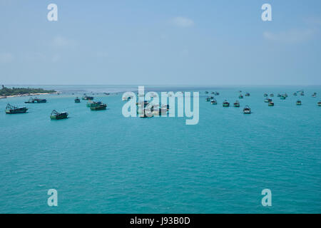 Fischer und Holzboote im Meer Blick von Pamban Brücke, Rameshwaram Stockfoto