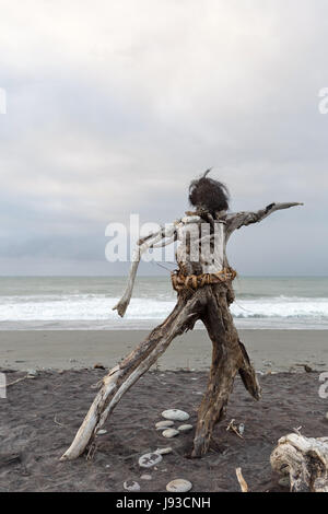 Driftwood Skulpturen am Strand von Hokitika South Island, Neuseeland Stockfoto