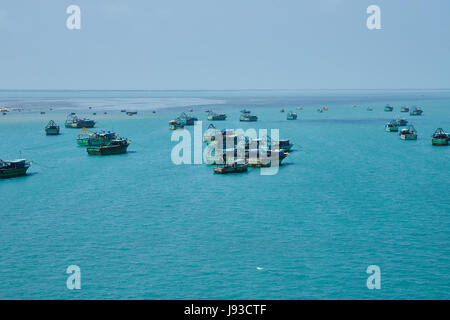 Fischer und Holzboote im Meer Blick von Pamban Brücke, Rameshwaram Stockfoto