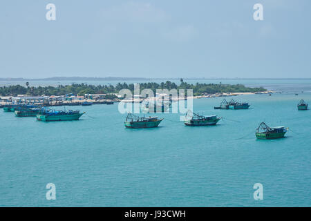 Fischer und Holzboote im Meer Blick von Pamban Brücke, Rameshwaram Stockfoto