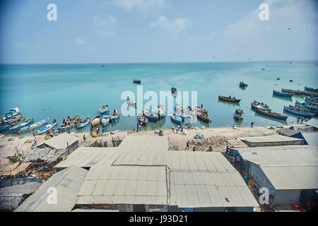 Fischer und Holzboote im Meer Blick von Pamban Brücke, Rameshwaram Stockfoto
