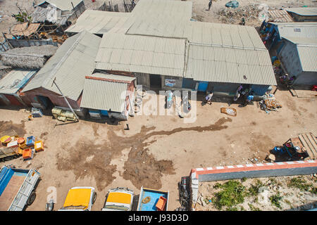 Fischer und Holzboote im Meer Blick von Pamban Brücke, Rameshwaram Stockfoto