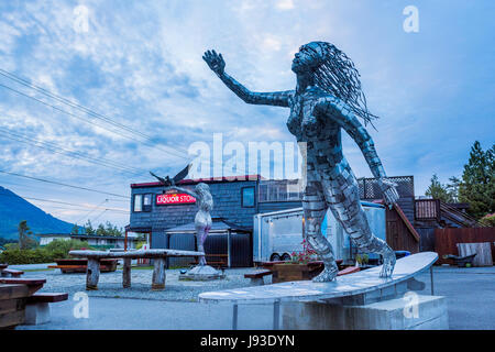 Metall-Skulptur und Raven Lady Austern essen LKW, Ucluelet, Vancouver Island, British Columbia, Kanada. Stockfoto