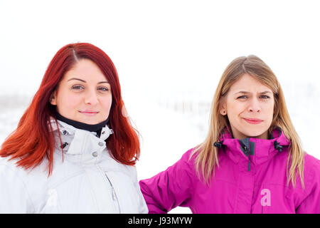 Bild von zwei junge Mädchen auf Winter Outdoor Stockfoto