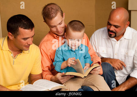 Herren Gruppe Bibelstudium. Vater mit seinem Sohn die Bibel zu lesen. Stockfoto