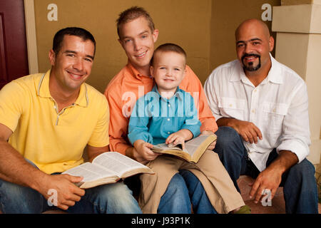 Herren Gruppe Bibelstudium. Vater mit seinem Sohn die Bibel zu lesen. Stockfoto