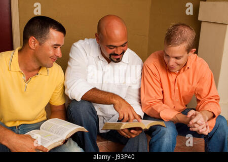 Herren Gruppe Bibelstudium. Multikulturelle Kleingruppe. Stockfoto