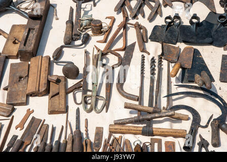Verschiedenen verrostet Vintage Metallwerkzeuge - Hammer, Zangen, Meißel Stockfoto