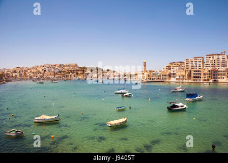 Marsaskala Stadt und Bucht mit typischen Boote, Malta Stockfoto