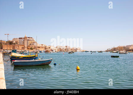 Marsaskala Stadt und Bucht mit typischen Boote, Malta Stockfoto