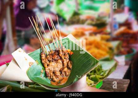 Indonesische Chicken Satay serviert im Blatt auf dem Lebensmittelmarkt Stockfoto
