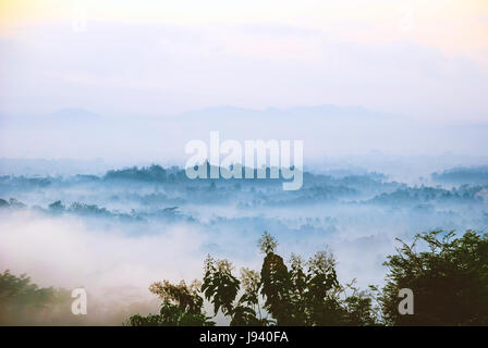 Bunte Sonnenaufgang über dem Dschungel mit Merapi Vulkan hinter und Borobudur-Tempel, Indoneisa Stockfoto