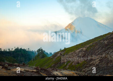 Blick über vulkanische Landschaft am Kawah Ijen im Morgengrauen, Java, Indonesien Stockfoto