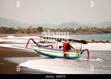 Typische Indoensian Boote genannt Jukung am Strand von Lovina, Bali, Indonesien Stockfoto