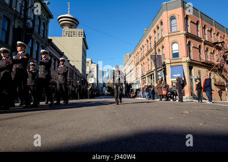 Vancouver, BC, Kanada. 11. November 2014. Schwer bewaffnete Polizei patrouillieren während Remembrance Day Parade am Platz des Sieges in der Innenstadt von Vancouver. Stockfoto