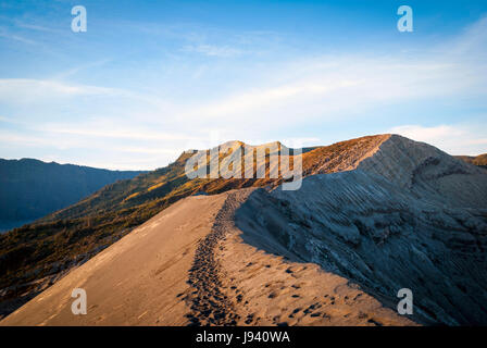 Den Rand des Vulkankraters Bromo, Java, Indonesien Stockfoto