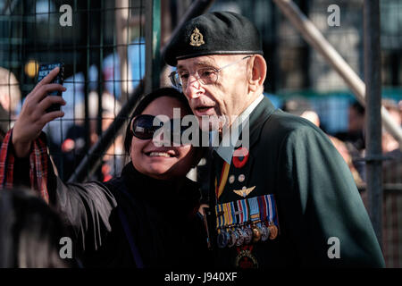 Vancouver, BC, Kanada. 11. November 2015. Kriegsveteranen posiert für ein Foto in Erinnerung-Tag Zeremonie an Victory Square in der Innenstadt von Vancouver. Stockfoto