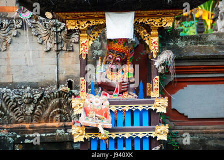 Traditionelle balinesische Maske im Tempel Stockfoto