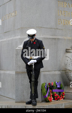 Vancouver, BC, Kanada. 11. November 2016. Die Vigil Wache steht am Cenotaph in Erinnerung-Tag Zeremonie am Platz des Sieges in Vancouver. Stockfoto