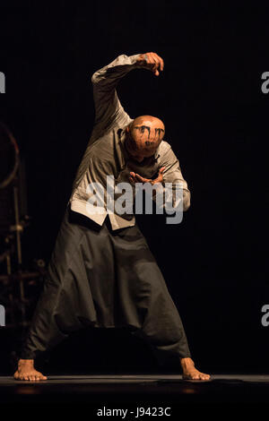 London, UK. 30. Mai 2017. Sadler es Wells Associate Artist und international renommierte Tänzer und Choreograph Akram Khan kehrt für das Finale jemals Aufführungen von den Olivier Award-Winning DESH, eine Sadler Wells Koproduktion. Akram Khan führt dieses Solostück Sadler es Wells vom 31. Mai bis 3. Juni 2017. Stockfoto