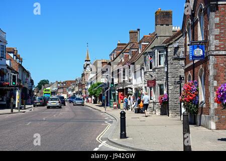 Blick entlang der North Street in Richtung Victorian Town Hall in der Stadt Zentrum, Wareham, Dorset, England, UK, Westeuropa. Stockfoto