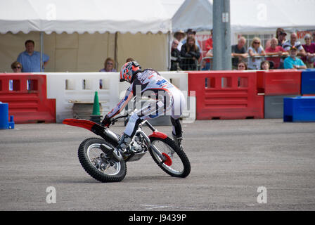 Steve Colley Stuntfahrer auf dem Gas Gas Fahrrad Motorrad World Show in Beaulieu Motor Museum 2008 Stockfoto