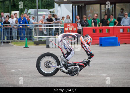 Steve Colley Stuntfahrer auf dem Gas Gas Fahrrad Motorrad World Show in Beaulieu Motor Museum 2008 Stockfoto