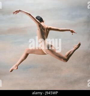 Junge schöne moderne Tänzer springen auf einem Studio-Hintergrund Stockfoto