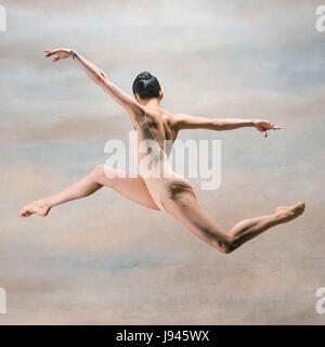 Junge schöne moderne Tänzer springen auf einem Studio-Hintergrund Stockfoto