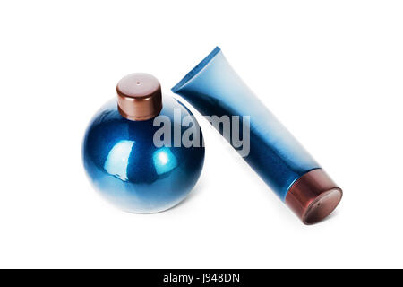 Leere blaue Plastikflasche kosmetische und Rohr auf weißem Hintergrund. Beauty-Produkt-Paket. Isoliert mit Beschneidungspfad. Selektiven Fokus. Stockfoto