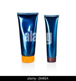 Zwei leere blaue Kosmetiktuben auf weißem Hintergrund. Kunststoff-Rohr. Beauty-Produkt-Paket. Isoliert mit Beschneidungspfad. Stockfoto