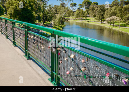 Adelaide, Australien - 14. April 2017: Liebe Schlösser angeschlossen an Leitplanken der Adelaide University Brücke über Torrens River in North Adelaide auf eine bri Stockfoto
