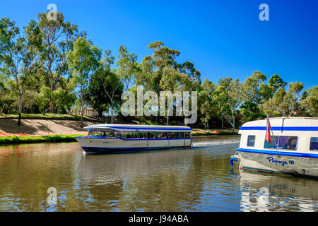 Adelaide, Australien - 14. April 2017: Kultige Pop-Eye Boot mit Leuten an Bord reisen stromaufwärts Torrens River in Adelaide CBD an einem hellen Tag Stockfoto