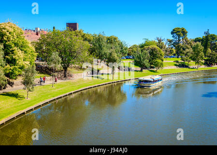 Adelaide, Australien - 14. April 2017: Kultige Pop-Eye Boot mit Leuten an Bord reisen stromaufwärts Torrens River in Adelaide CBD an einem hellen Tag Stockfoto