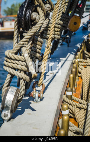 Auf der alten Segelboot vor dem Hintergrund der modernen Yachten Rigging Stockfoto