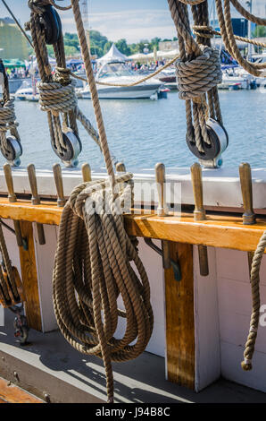 Auf der alten Segelboot vor dem Hintergrund der modernen Yachten Rigging Stockfoto