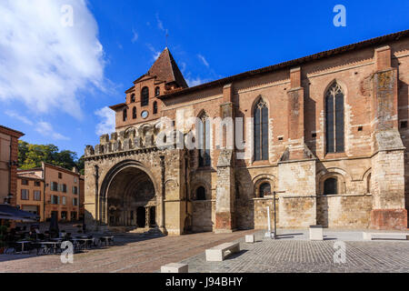 Frankreich, Tarn-et-Garonne (82), Moissac, Abbaye Saint-Pierre, Classé Patrimoine Mondial de seine, la Fassade Sud et le Tor de l'Église et La Place Stockfoto