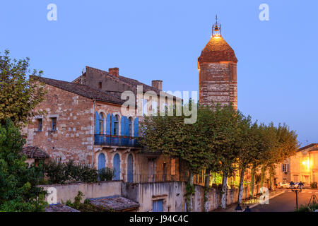 Frankreich, Tarn-et-Garonne, Caylus, beschriftet Les Plus beaux villages de France, Valence Straße und der Turm bei Nacht Stockfoto